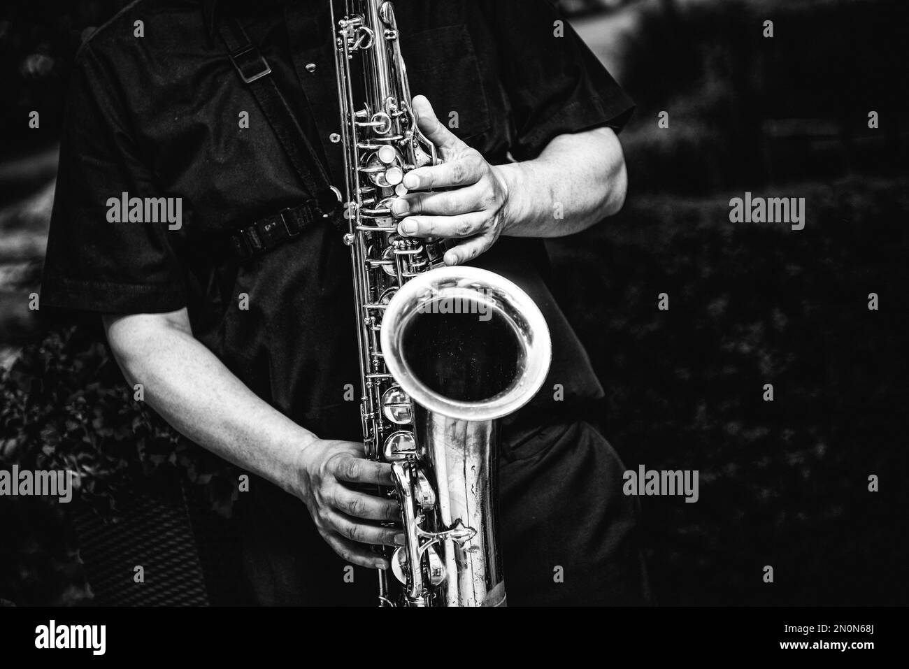 Prise de vue en niveaux de gris d'une personne jouant du saxophone Banque D'Images