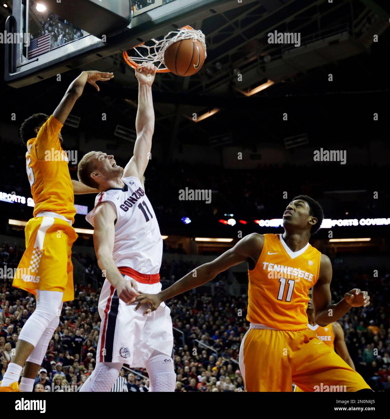 Gonzaga forward Domantas Sabonis (11) dunks the ball over the defense of Tennessee forward Kyle Alexander, right, and guard Detrick Mostella, left, during the second half of an NCAA college basketball game, Saturday, Dec. 19, 2015, in Seattle. Gonzaga beat Tennessee 86-79. (AP Photo/Ted S. Warren) Banque D'Images