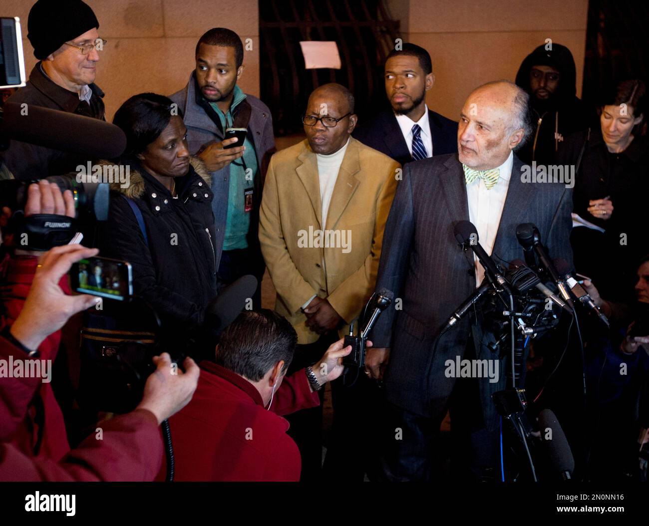 Attorney Billy Murphy, right, with Freddie Gray's stepfather Richard Shipley and Gray's mother Gloria Darden speaks with the media after a mistrial of Officer William Porter, one of six Baltimore city police officers charged in connection to the death of Freddie Gray, on Wednesday, Dec. 16, 2015, in Baltimore. (AP Photo/Jose Luis Magana) Banque D'Images