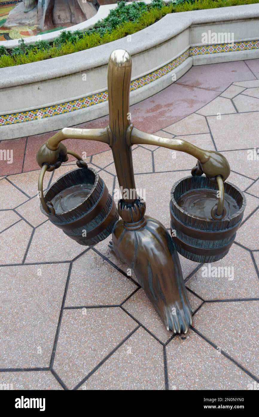 Statue de Walt Disney Broom sur le parc Disneyland à Paris. Banque D'Images