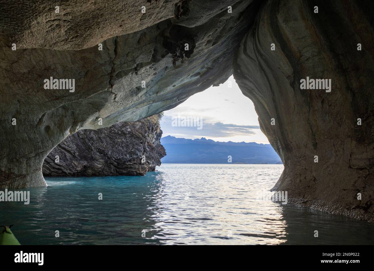 Excursion en kayak dans les célèbres grottes de marbre Catedral de Marmol, Capilla de Marmol et le tunnel de marbre juste après le lever du soleil - voyage au Chili Banque D'Images