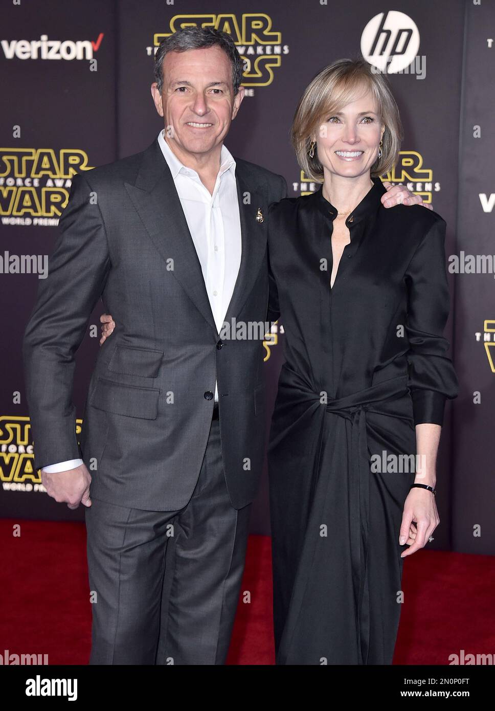 Bob Iger, chairman and CEO, The Walt Disney Company, left, and Willow Bay arrive at the world premiere of "Star Wars: The Force Awakens" at the TCL Chinese Theatre on Monday, Dec. 14, 2015, in Los Angeles. (Photo by Jordan Strauss/Invision/AP) Banque D'Images