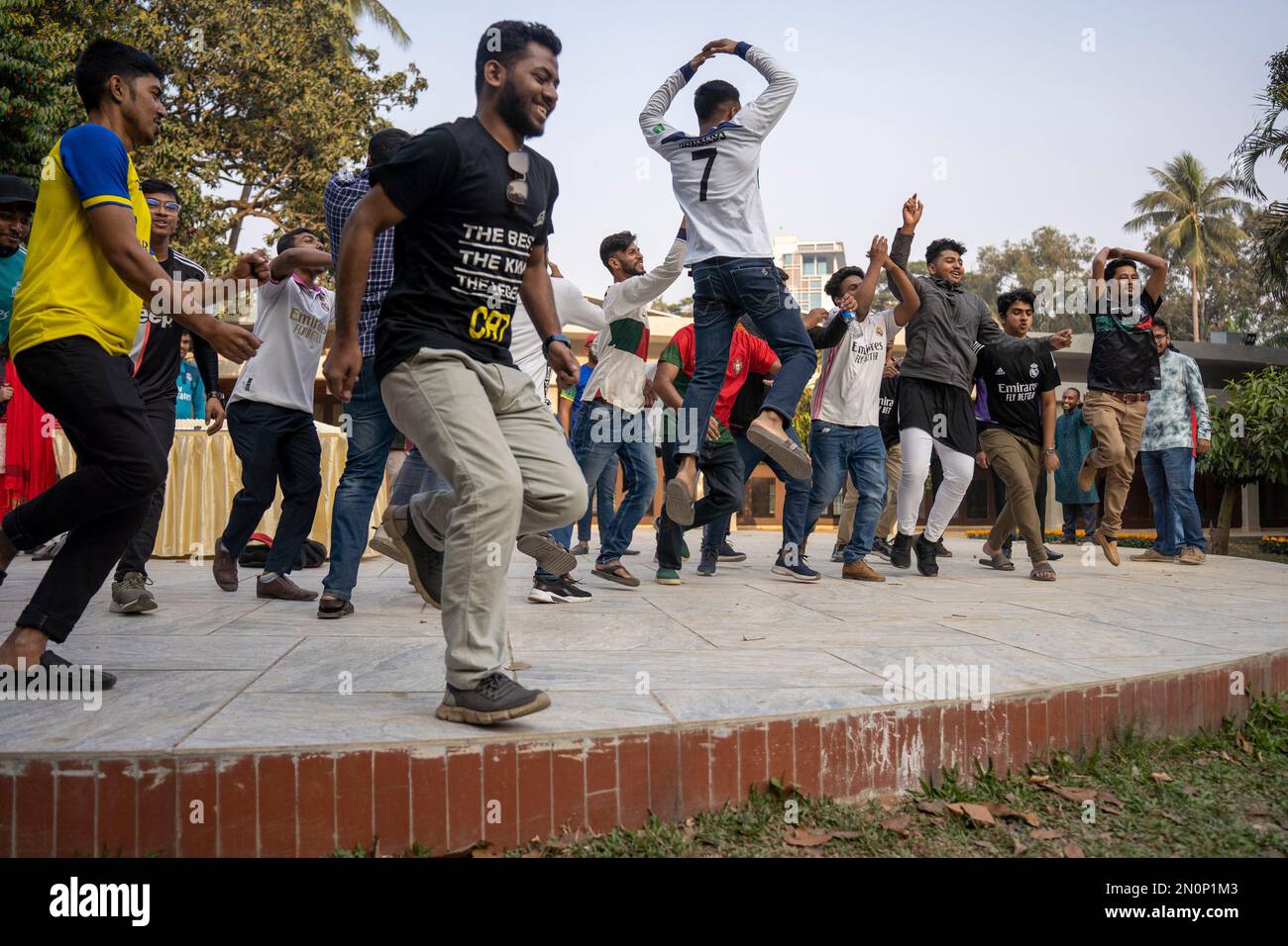 Dhaka, Bangladesh. 05th févr. 2023. Les fans recréent la célèbre célébration siu de Cristiano Ronaldo.les fans de Cristiano Ronaldo célèbrent son anniversaire de 38th en coupant un gâteau de 38kg dans le parc Ramna. La superstar du football a une large base de suiveurs au Bangladesh. (Photo de Rizwan Hasan/Pacific Press) crédit: Pacific Press Media production Corp./Alay Live News Banque D'Images