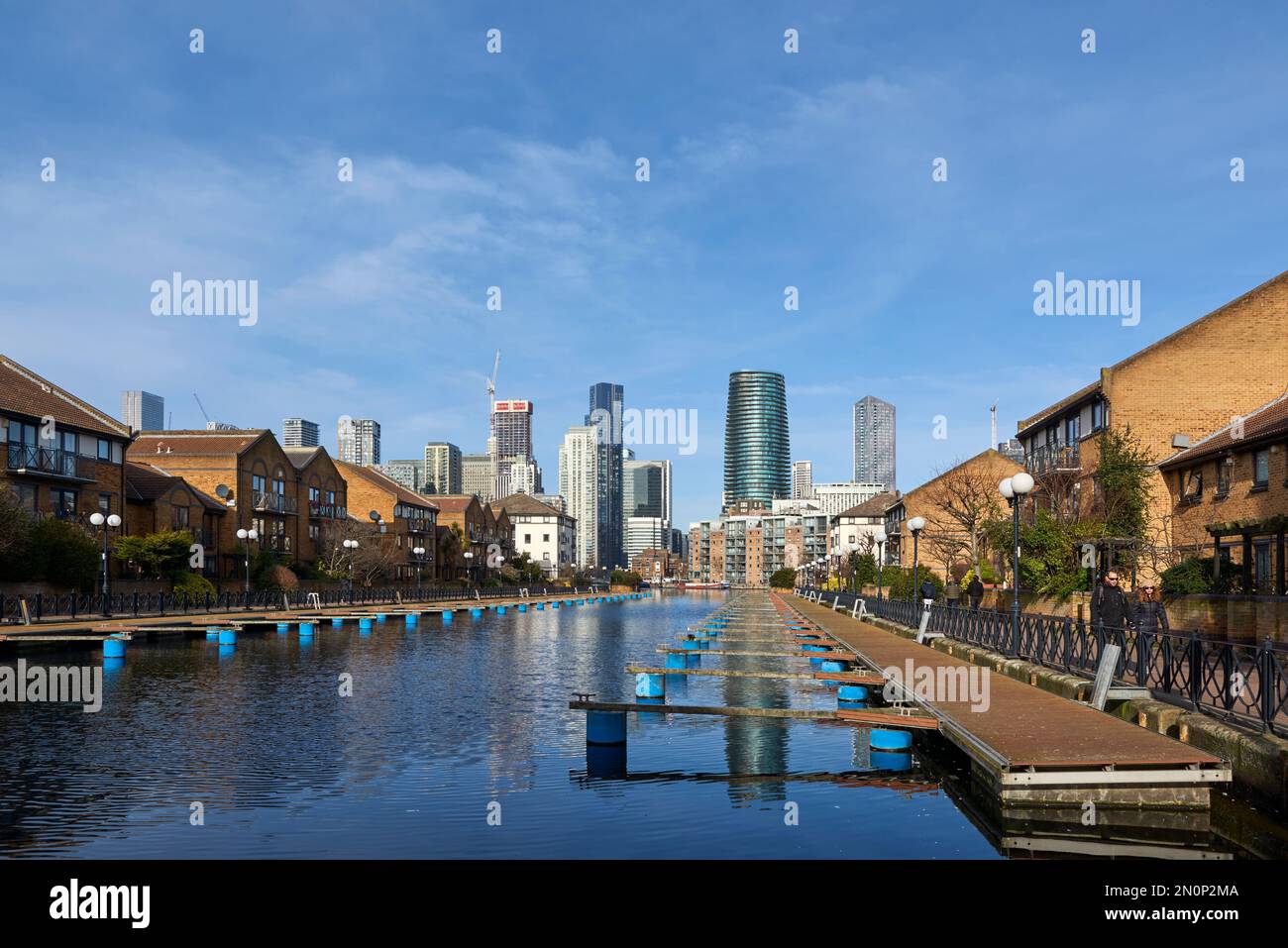 Nouvelles maisons à Millwall Outer Dock, Londres Docklands, Royaume-Uni, en regardant vers le nord en direction de Canary Wharf Banque D'Images