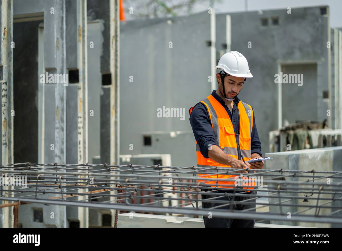 Les ingénieurs masculins inspectent et contrôlent le travail des employés et la qualité des produits manufacturés pour répondre aux normes. Dans industr Banque D'Images