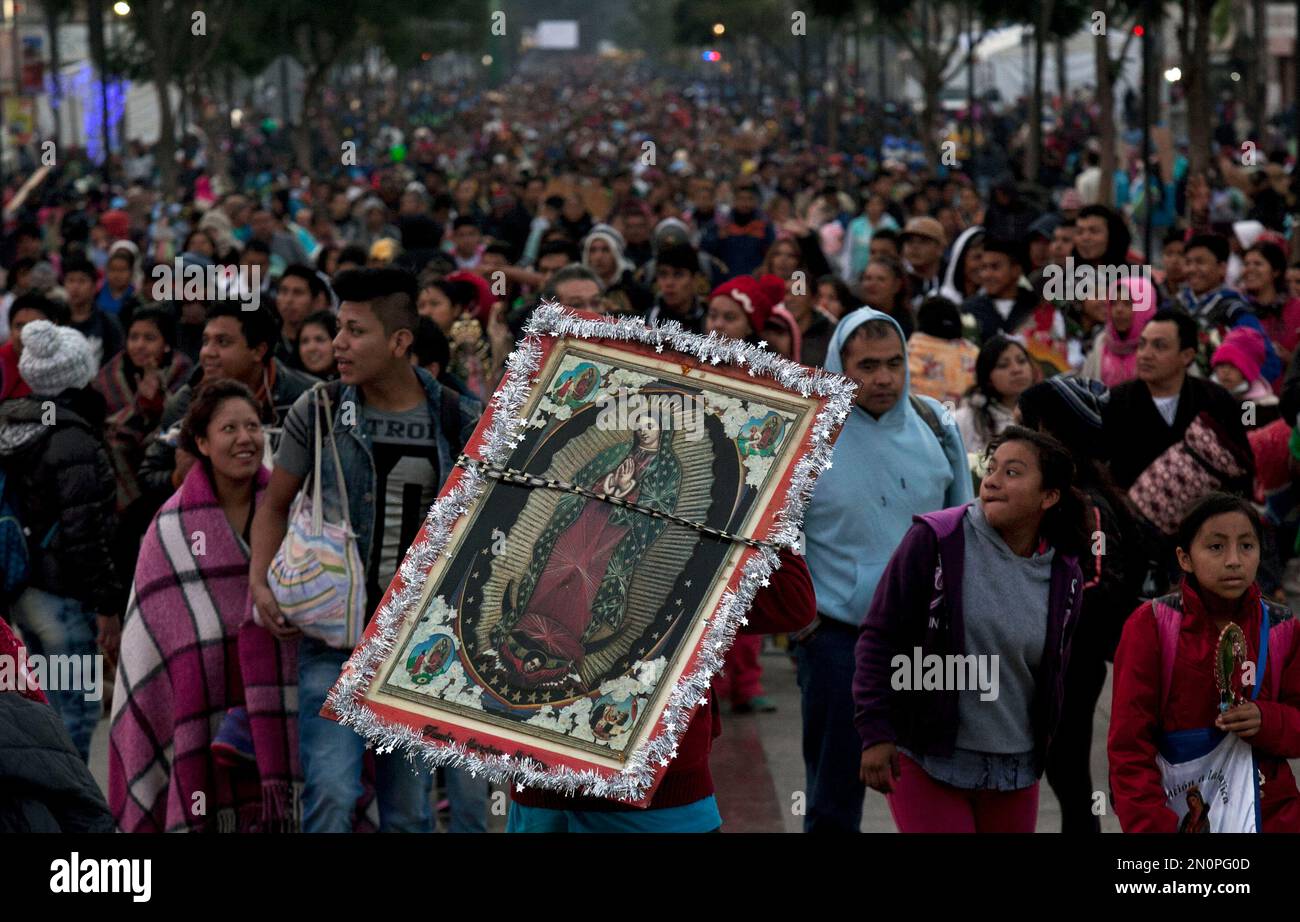 Pilgrims carry an image of Our Lady of Guadalupe toward the Basilica of Guadalupe in Mexico City, Saturday Dec. 12, 2015. Pilgrims gathered at the basilica for the feast day of the Virgin of Guadalupe, Mexico's most popular religious and cultural image. (AP Photo/Marco Ugarte) Banque D'Images