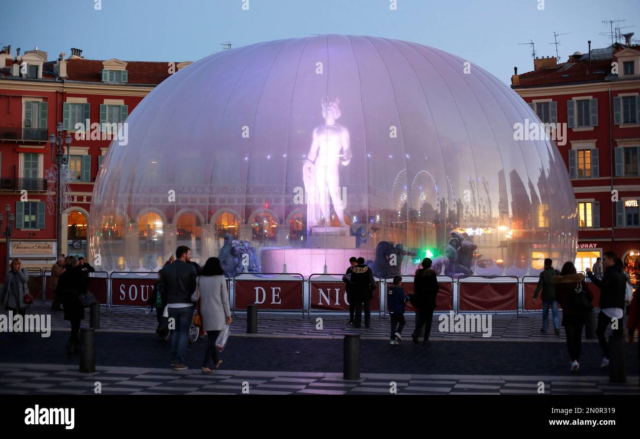 Statue of Apollo is covered by a large bubble as part of the Christmas holiday illuminations in Nice, southeastern France, Wednesday, Dec. 9, 2015. This marble statue, high 7 meters, by sculptor Alfred Auguste Janniot, is displayed on the main square of Nice city. (AP Photo/Lionel Cironneau) Banque D'Images