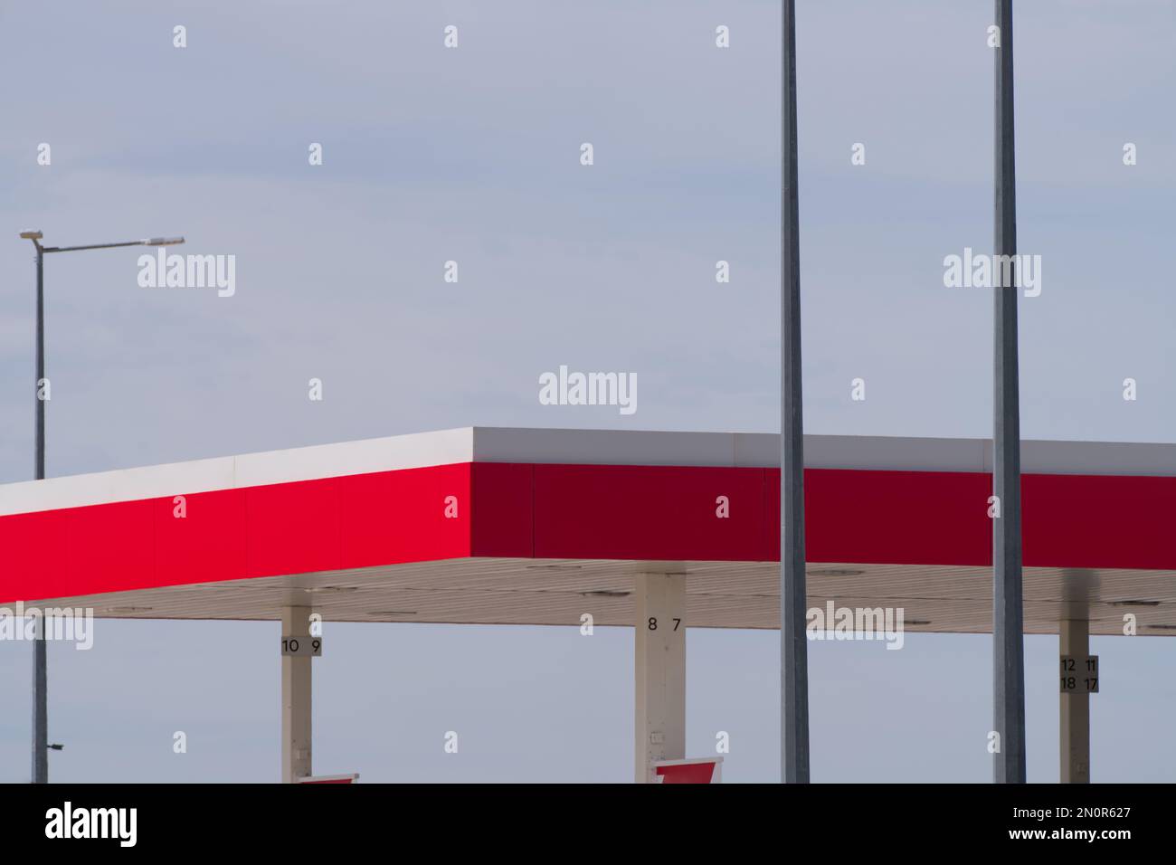 Station-service affichant une structure abstraite de bâtiment avec des couleurs rouges et fond gris ciel, Victoria Australie. Banque D'Images
