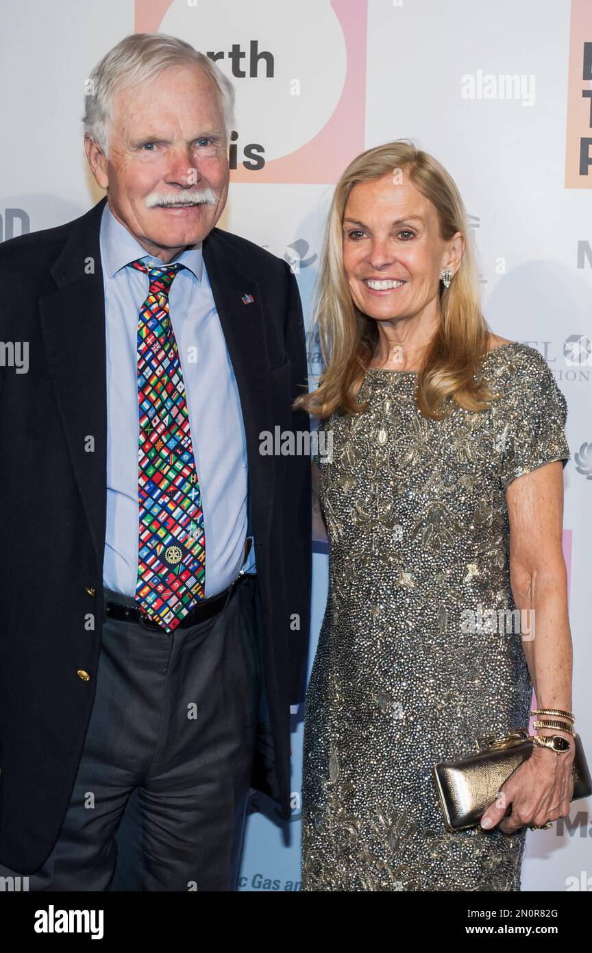 U.S. media mogul Ted Turner, left, and U.S. Ambassador to France, Jane D. Hartley pose for the photographers prior to a dinner at the US Ambassador’s residence in Paris, on the sidelines of the COP21 climate change conference in Paris, France, Tuesday, Dec. 8, 2015. (AP Photo/Kamil Zihnioglu) Banque D'Images