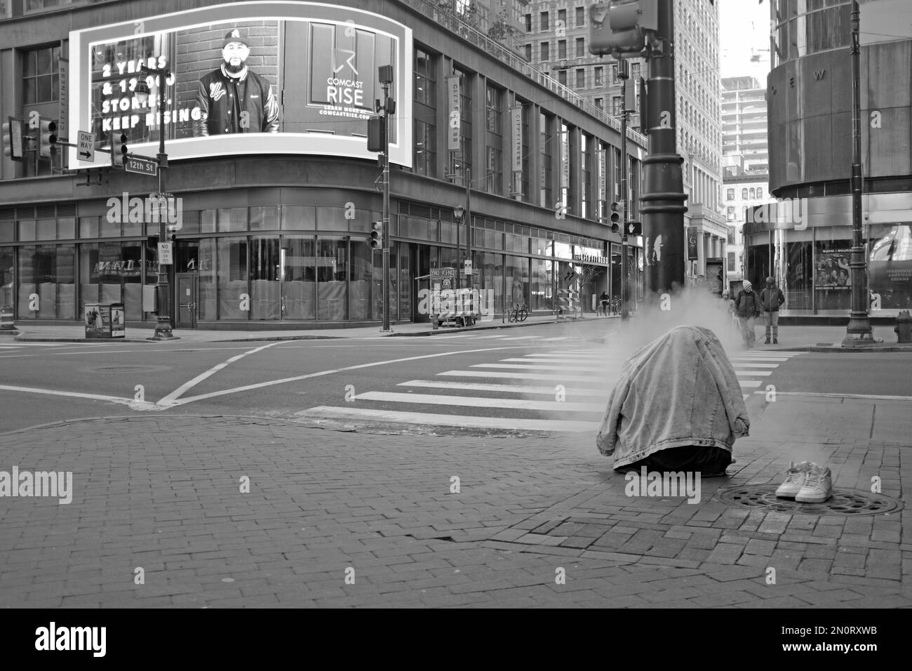 Une personne essaie de rester au chaud dans une rue du centre-ville de Philadelphie, Pennsylvanie sur 24 décembre 2022. Banque D'Images