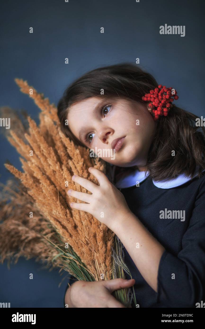 Portrait d'une fille avec un bouquet d'épillets Banque D'Images