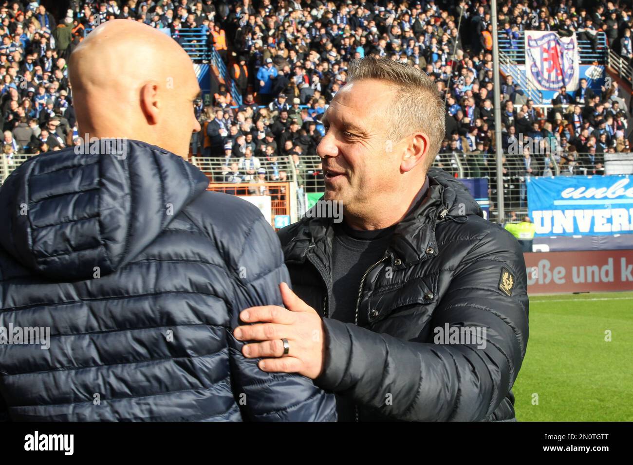 Formateur André Breitenreiter/TSG 1899 Hoffenheim und #Trainer Thomas Letsch/VfL Bochum, Begruessung, Welcome speechVfL Bochum vs TSG 1899 Hoffenheim, 1.BL, 04.02.2023 Vonovia Ruhrstadion Bochum, DFB LES RÈGLEMENTS INTERDISENT TOUTE UTILISATION DE PHOTOGRAPHIES COMME SÉQUENCES D'IMAGES ET/OU QUASI-VIDÉO. Honorarpflichtiges Foto, image payante, Copyright © ATP STIEFEL Udo BOCHUM, Allemagne - 04. Février 2023: Discours de bienvenue André Breitenreiter, Thomas Letsch Bundesliga football match entre VfL Bochum 1848 et TSG Hoffenheim à la Ruhrswtadion Bochum le 04. Février 2023, Allemagne. DFL, Fussball, (photo et Banque D'Images