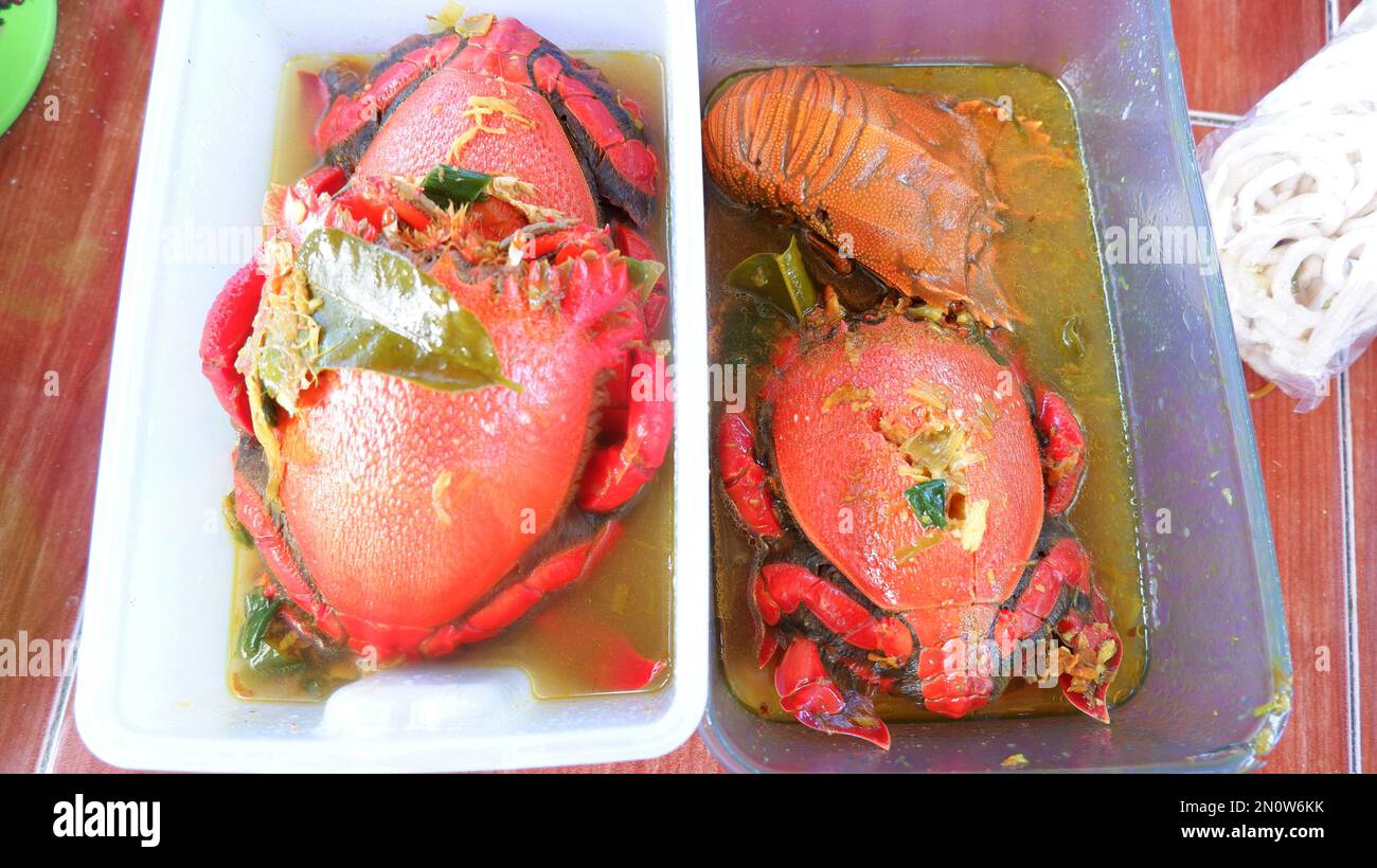 Soupe de crabe clé dans un récipient de pique-nique prêt à manger, délicieux fruits de mer Banque D'Images