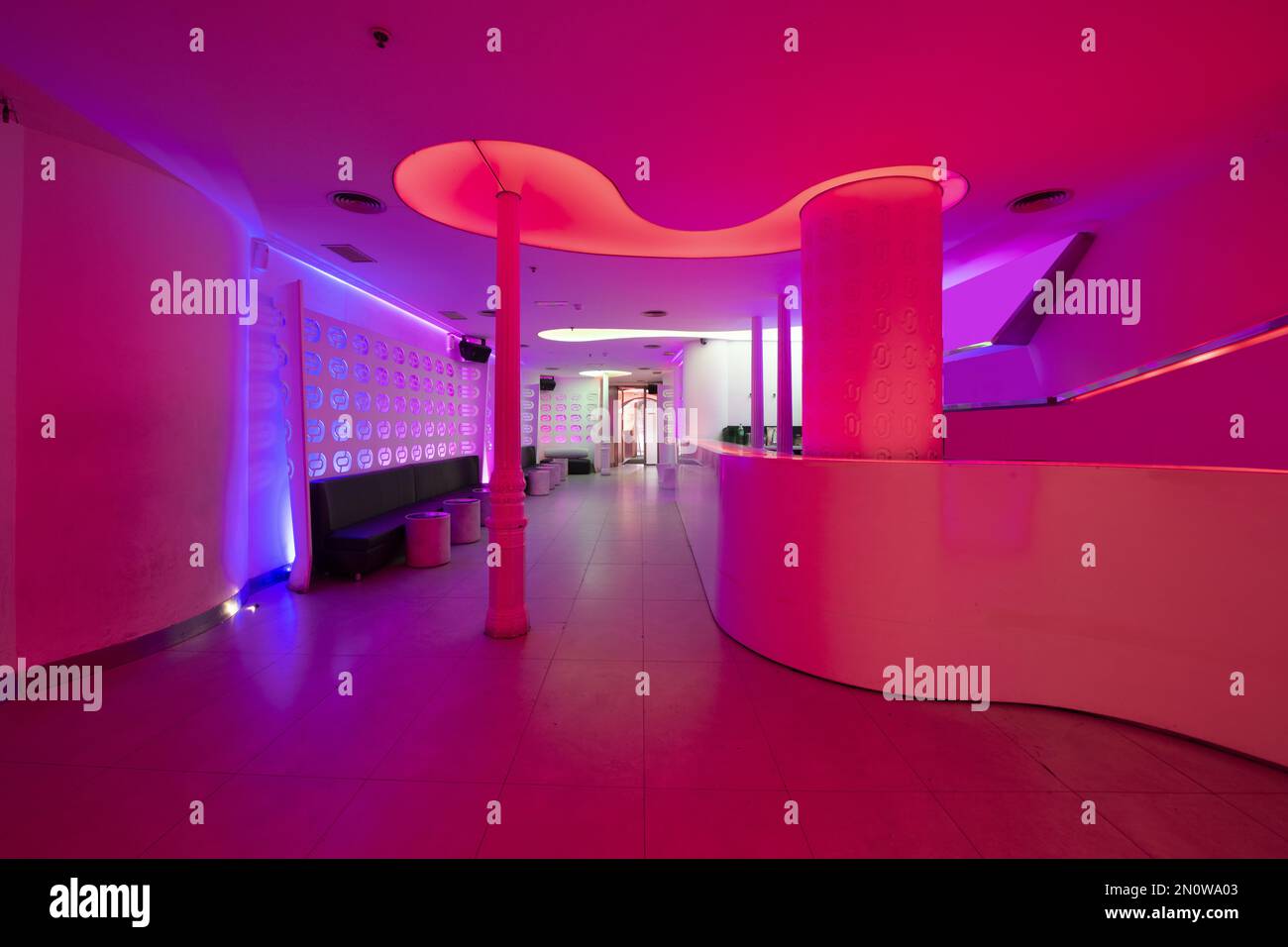 Salle avec bar pour des boissons disco avec lumières RVB Banque D'Images Salle avec bar pour des boissons disco avec lumières RVB Banque D'Images