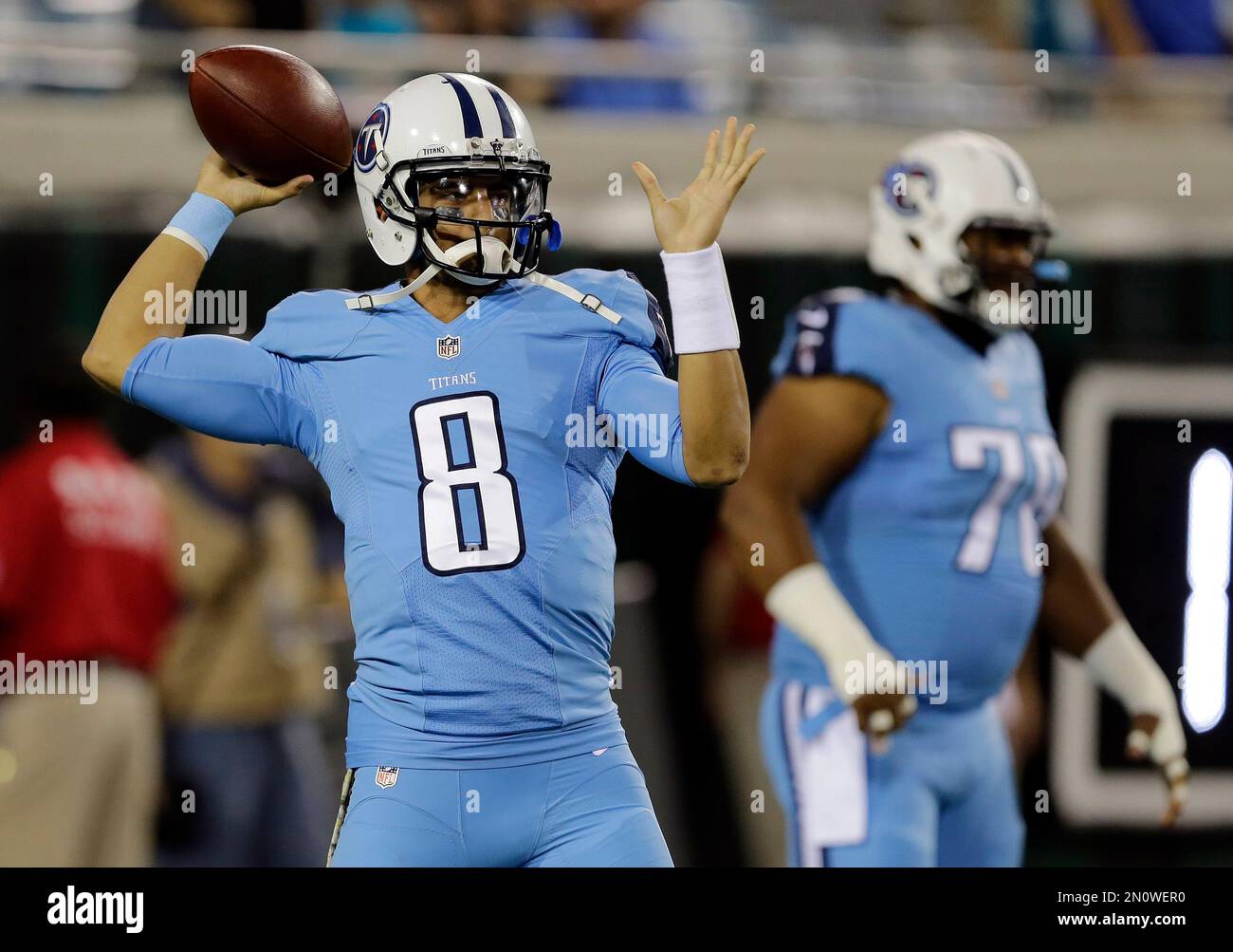 FILE - In this Thursday, Nov. 19, 2015 file photo, Tennessee Titans quarterback Marcus Mariota (8) throws a pass before an NFL football game Jacksonville Jaguars in Jacksonville, Fla. (AP Photo/Chris O'Meara, File) Banque D'Images