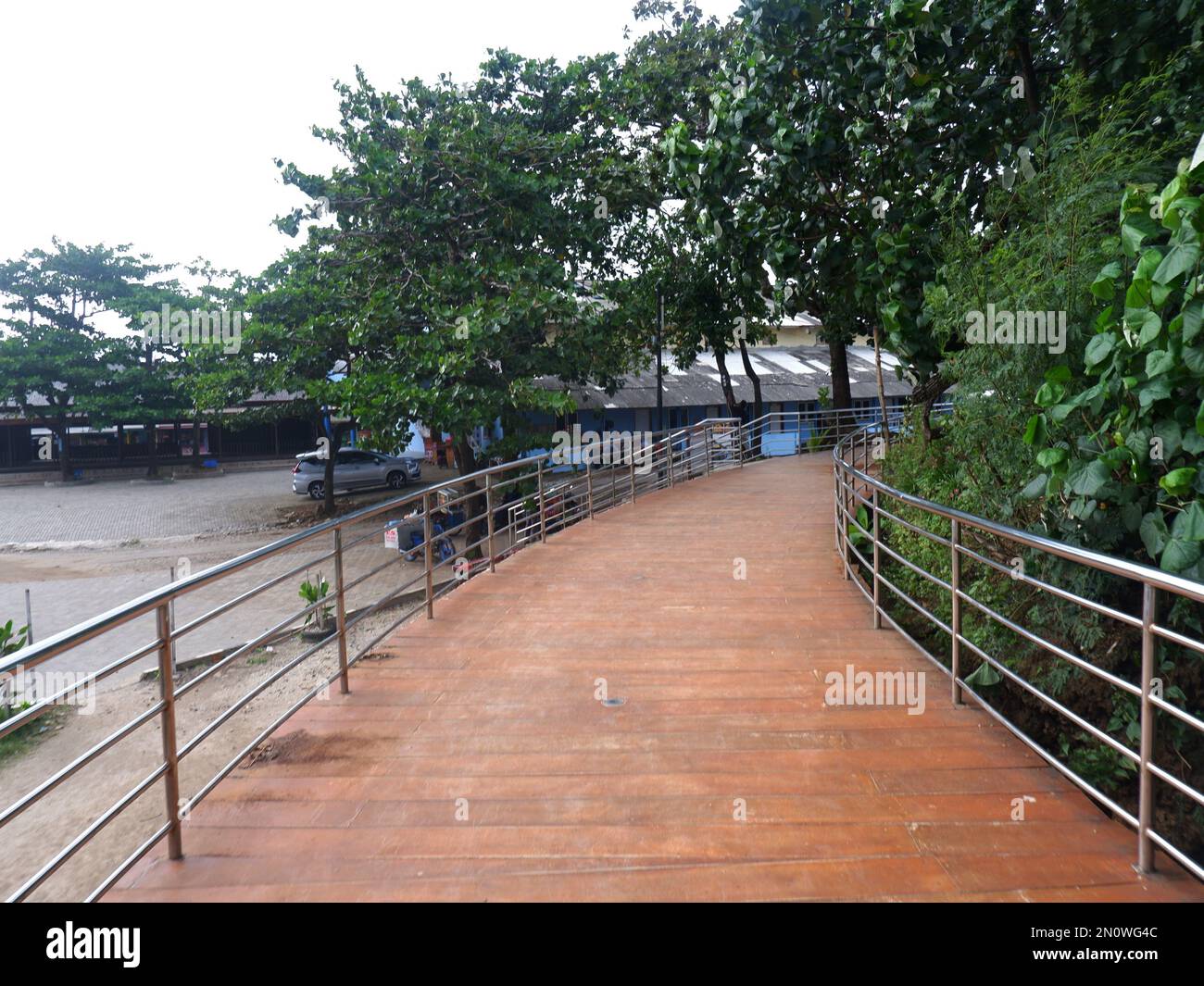 Route ou pont ou escaliers en bois sur la plage, vue sur le pont de la plage à Sayang Heulang Indonésie Banque D'Images