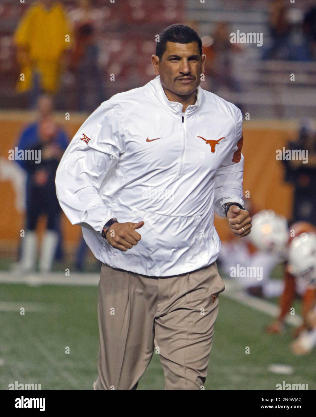 Texas offensive coordinator Jay Norvell runs off the field before his team's NCAA college football game against Texas Tech, Thursday, Nov. 26, 2015, in Austin, Texas. (AP Photo/Michael Thomas) Banque D'Images