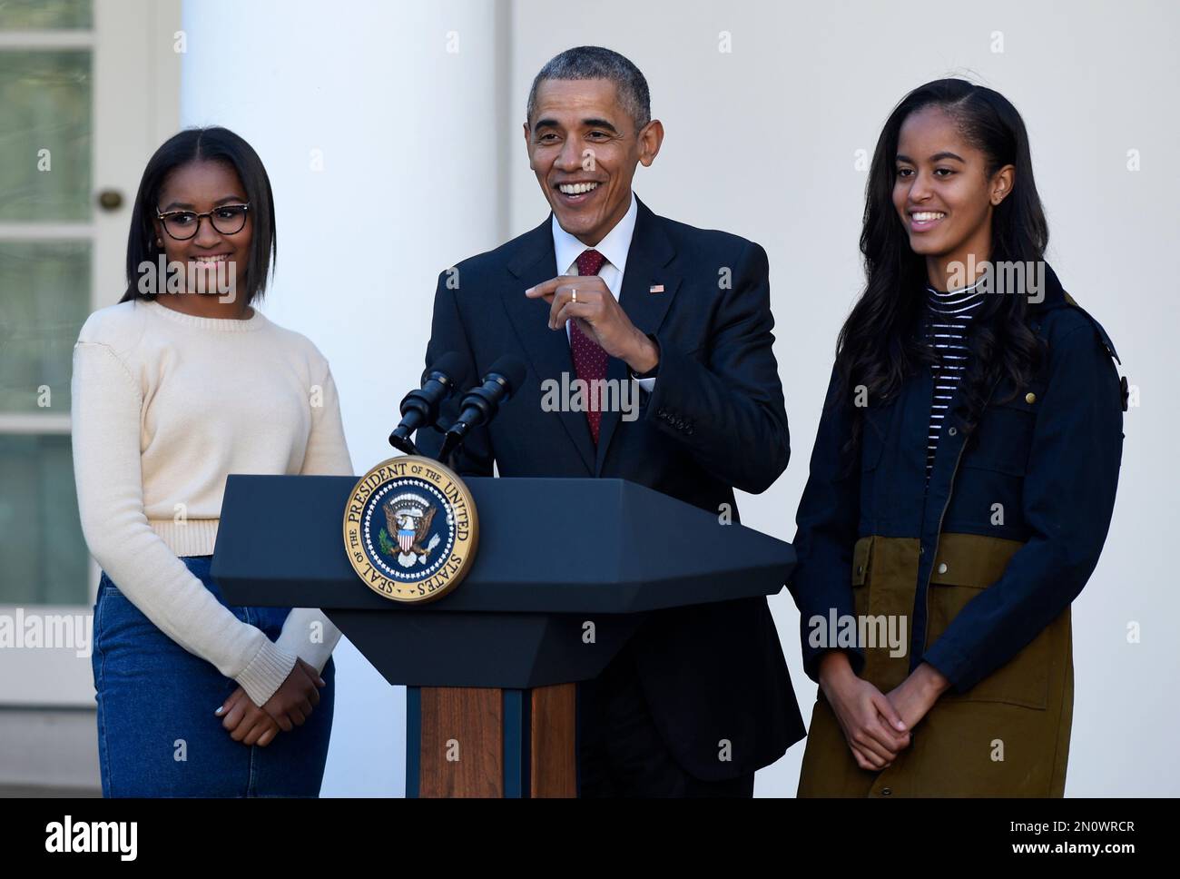 President Barack Obama, with his daughters, Sasha, left, and Malia, speaks before he pardoned the National Thanksgiving Turkey Abe, Wednesday, Nov. 25, 2015, during a ceremony in the Rose Garden of the White House in Washington. This is the 68th anniversary of the National Thanksgiving Turkey presentation (AP Photo/Susan Walsh) Banque D'Images