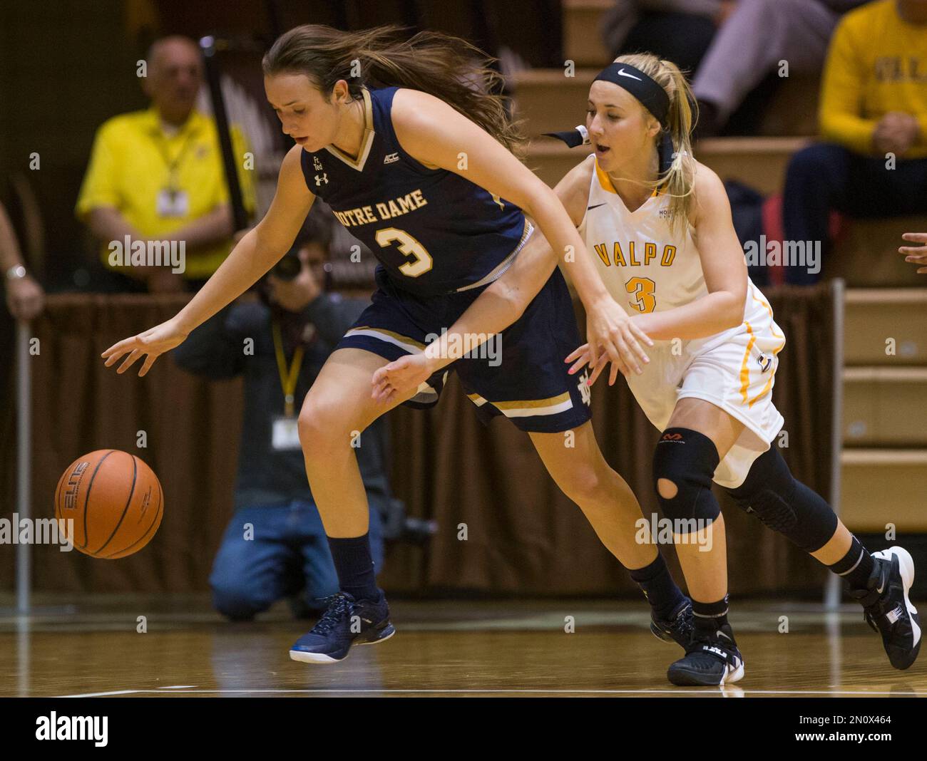 Notre Dame’s Marina Mabrey (3) steals the ball from Valparaiso’s Hannah Schaub (3) in the first half of an NCAA college basketball game, Monday, Nov. 23, 2015, in Valparaiso, Ind. (AP Photo/Robert Franklin) Banque D'Images
