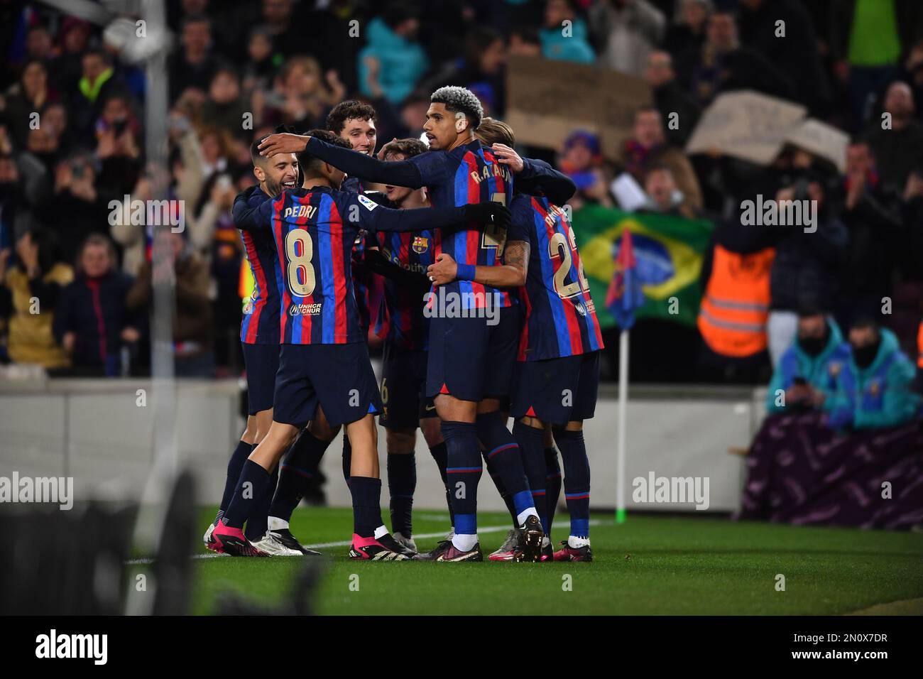 Barcelone, Espagne. 05th févr. 2023. FC BARCELONE contre SÉVILLE FC 5 février 2023 Raphina (22) du FC Barcelone célèbre le troisième but de son équipe avec ses coéquipiers lors du match entre le FC Barcelone et le FC Séville correspondant au vingt jour de la Liga Santander à Spotify Camp Nou à Barcelone, en Espagne. Crédit : rosdemora/Alay Live News Banque D'Images