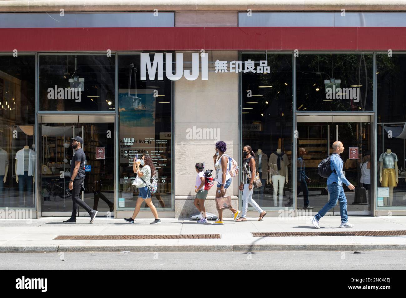 Vue de face du magasin MUJI sur la Cinquième Avenue à Midtown Manhattan, New York, vu lundi, 4 juillet 2022. Banque D'Images