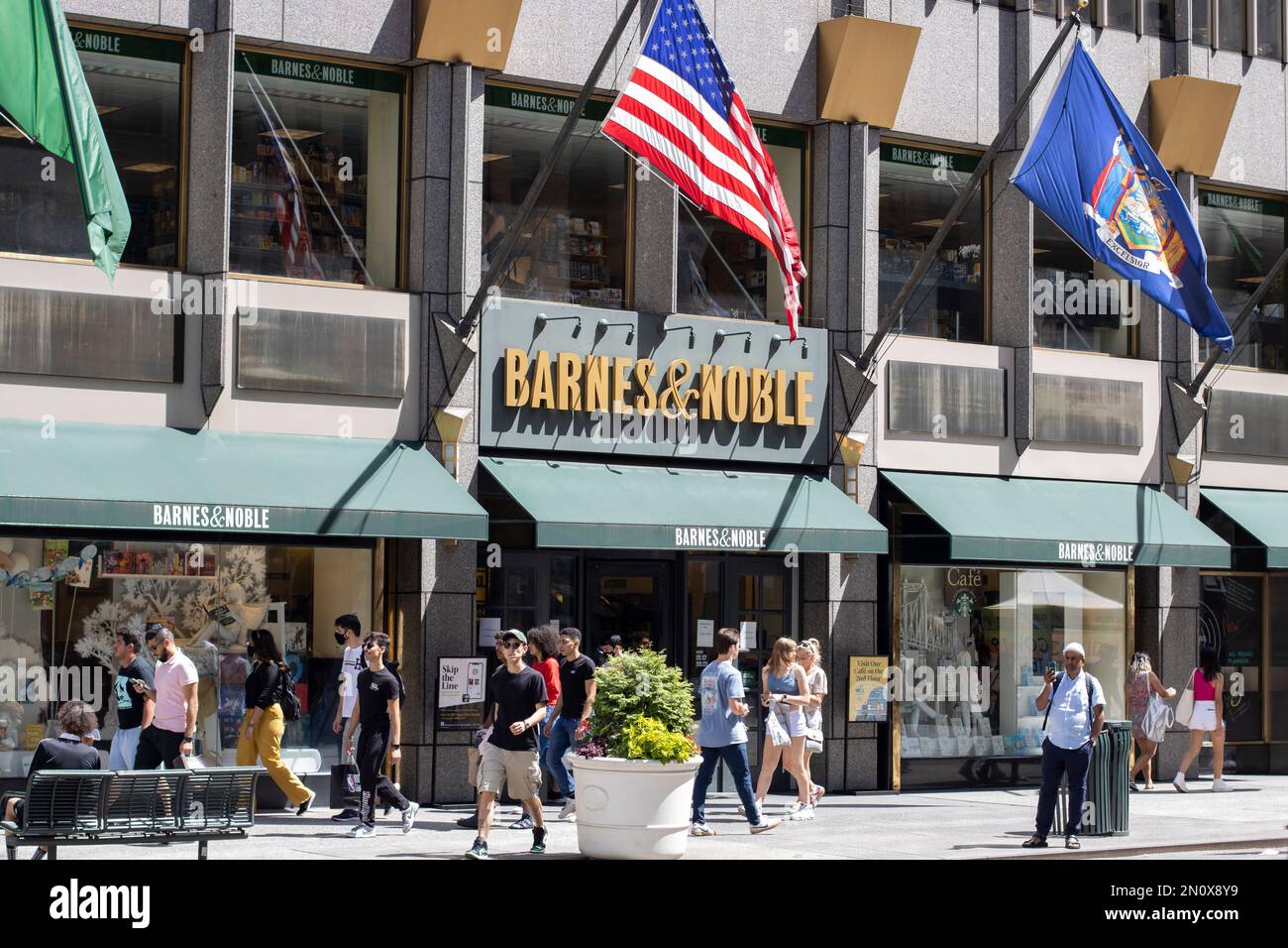 La librairie Barnes & Noble 5th Ave à Midtown Manhattan, New York, vu lundi, 4 juillet 2022. Barnes & Noble est le plus grand magasin au pays... Banque D'Images