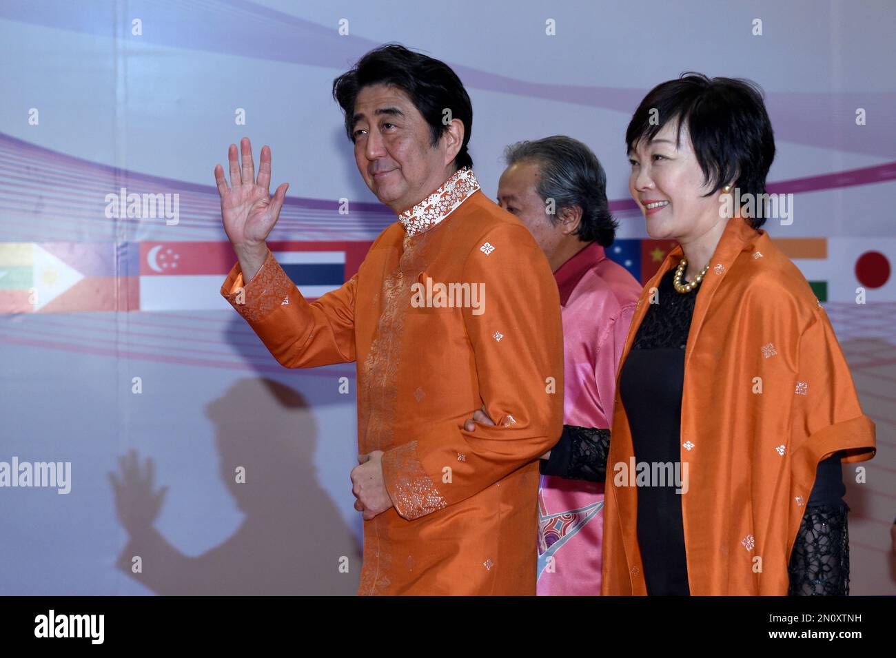Japan’s Prime Minister Shinzo Abe arrives for the East Asia Summit gala dinner in Kuala Lumpur, Malaysia, Saturday, Nov. 21, 2015, with his wife Akie Abe. (AP Photo/Susan Walsh) Banque D'Images