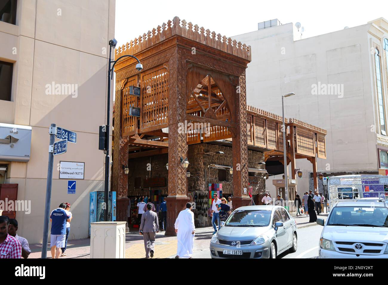 Dubaï, Émirats Arabes Unis - 14 février, 2022: Le marché du vieux souk de Dubaï animé par les touristes. Le marché est un labyrinthe de ruelles étroites et bondées bordées d'échoppes sellin Banque D'Images