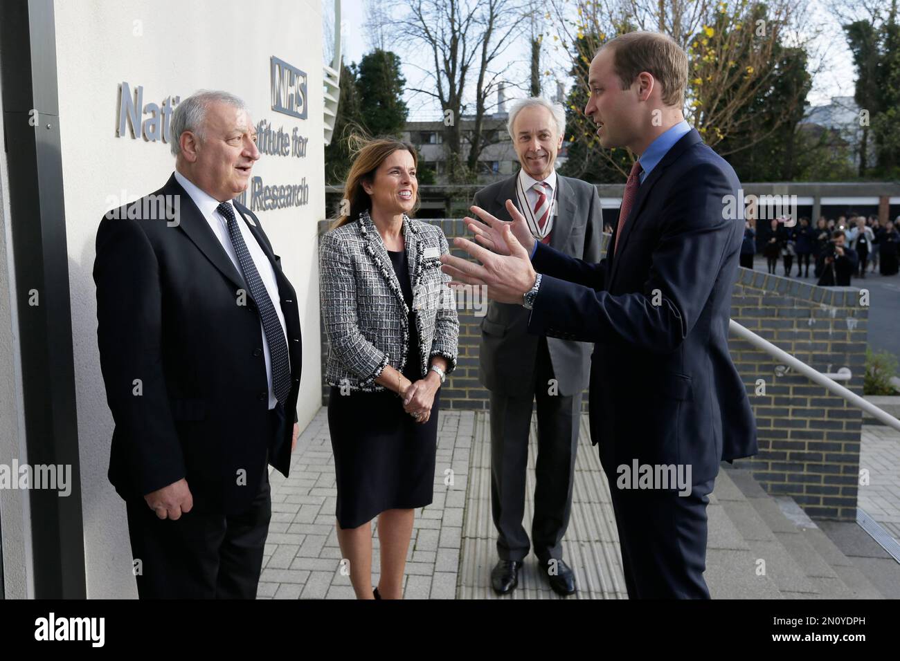 Britain's Duke of Cambridge, right, meets, medical director Professor Martin Gore, left, chief executive Cally Palmer and major Christopher Goodwin as he arrives for a visit to the Royal Marsden NHS Foundation Trust hospital in Sutton, England, Wednesday Nov. 18, 2015. The Duke visited the hospital's Centre for Molecular Pathology and West Wing Clinical Research Centre, then met patients on the wards. (AP Photo/Tim Ireland, Pool) Banque D'Images