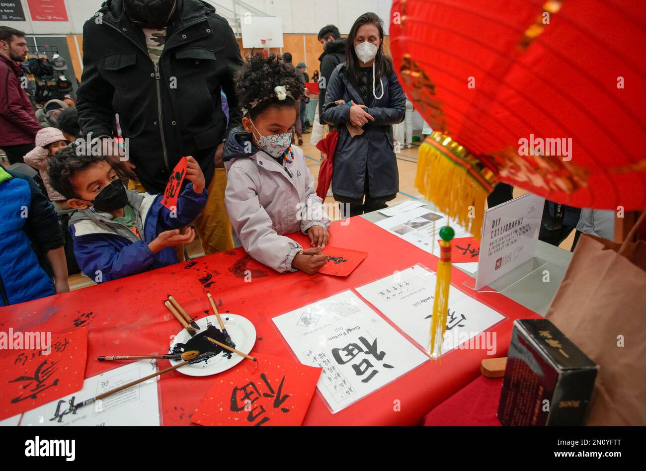 Vancouver, Canada. 5th févr. 2023. Les enfants participent à un atelier de calligraphie chinoise lors d'un événement communautaire pour célébrer le festival de la lanterne à Vancouver, en Colombie-Britannique, au Canada, le 5 février 2023. Credit: Liang Sen/Xinhua/Alay Live News Banque D'Images