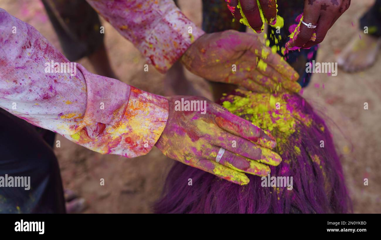 Festival des couleurs, vacances traditionnelles indiennes Holi. Les jeunes s'amusent pendant Holi en lançant de la poudre colorée. Banque D'Images