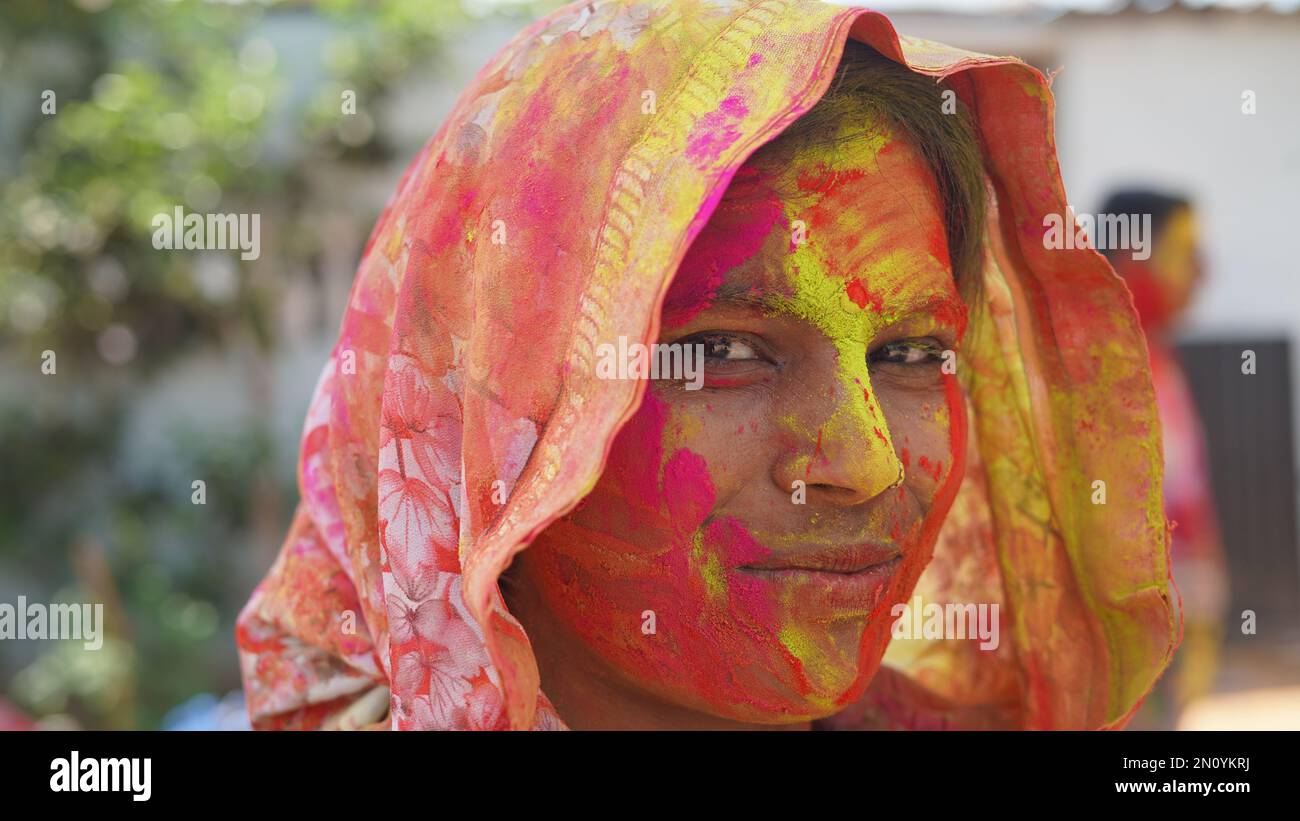 Portrait de jeunes femmes indiennes à visage coloré célébrant le festival Holi Color Banque D'Images