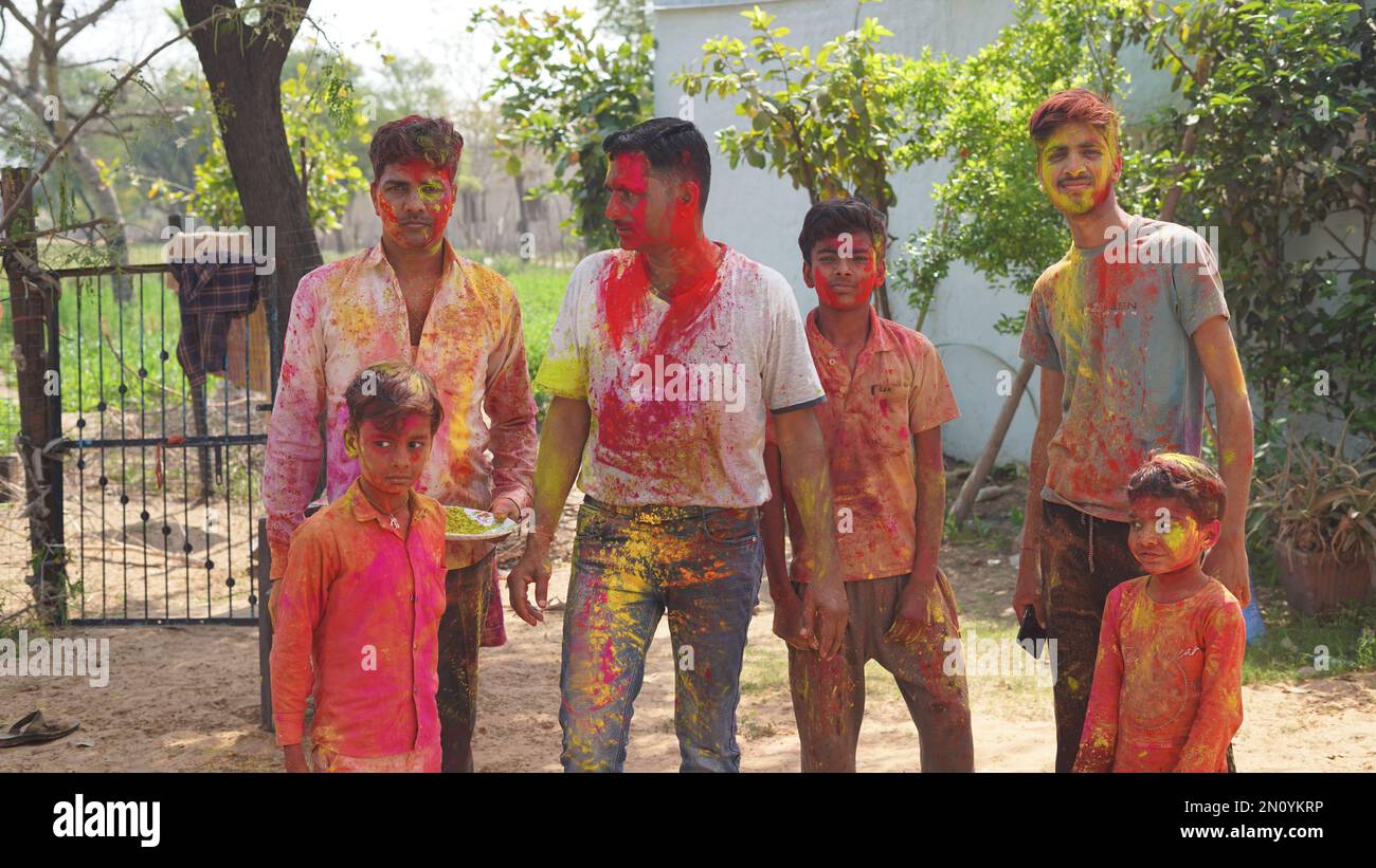 05 février 2023 Jaipur, Rajasthan, Inde. Festival des couleurs, vacances traditionnelles indiennes Holi. Les jeunes s'amusent pendant Holi en jetant de la couleur Banque D'Images