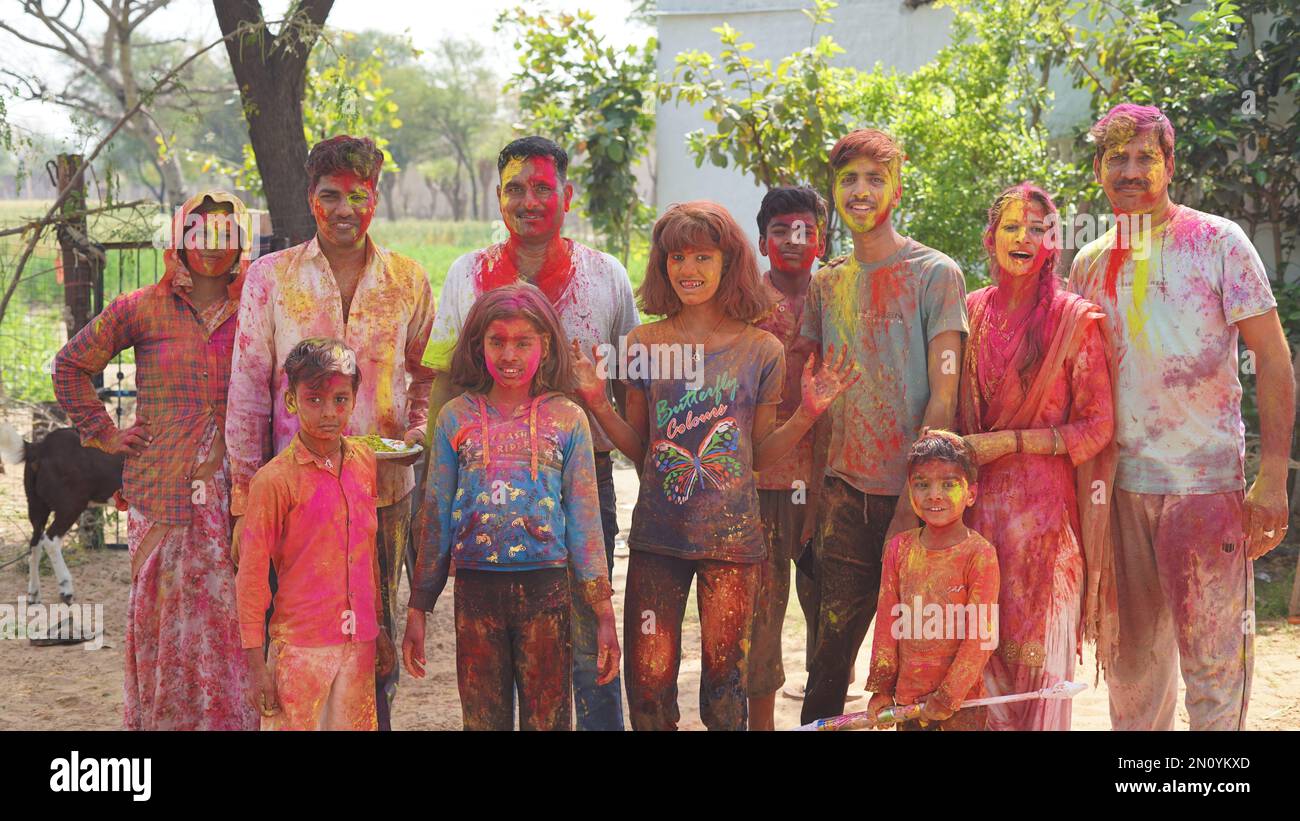 05 février 2023 Jaipur, Rajasthan, Inde. Des amis heureux s'amuser avec des colorants en poudre colorés en plein air. Fête de Holi Banque D'Images