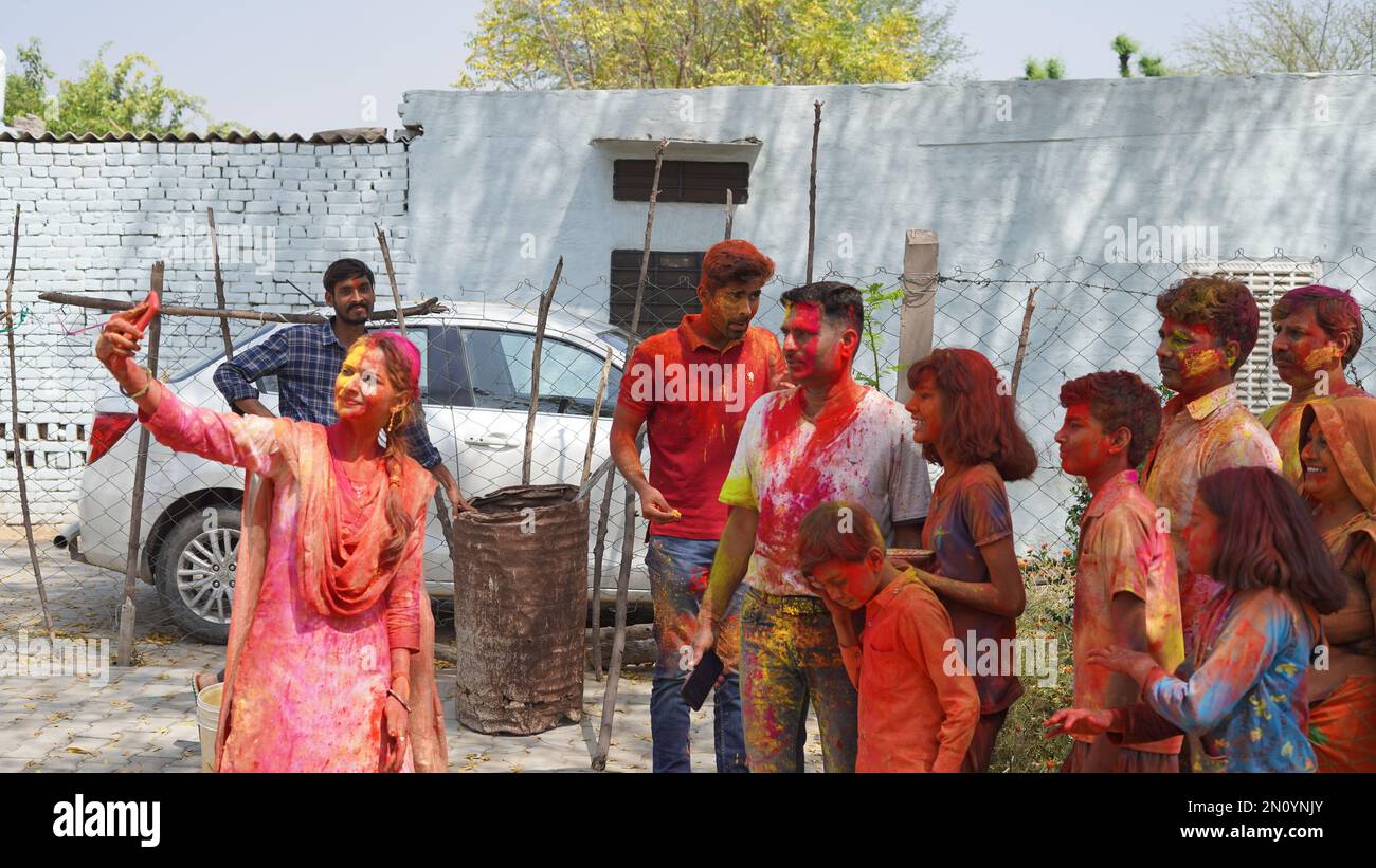 05 février 2023 Jaipur, Rajasthan, Inde. Holi fête de la couleur. Holi Festival coloré de peintures colorées de poudres et de poussière. Banque D'Images