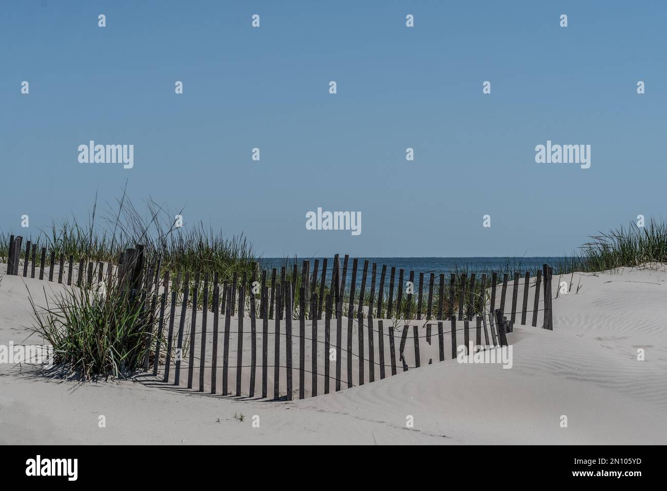 Dunes de sable de Stone Harbour et vue sur l'océan sur la plage d'été. Banque D'Images