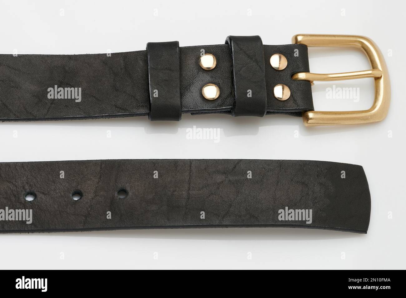 Ceinture en cuir noir mat isolée sur l'arrière-plan du studio Banque D'Images