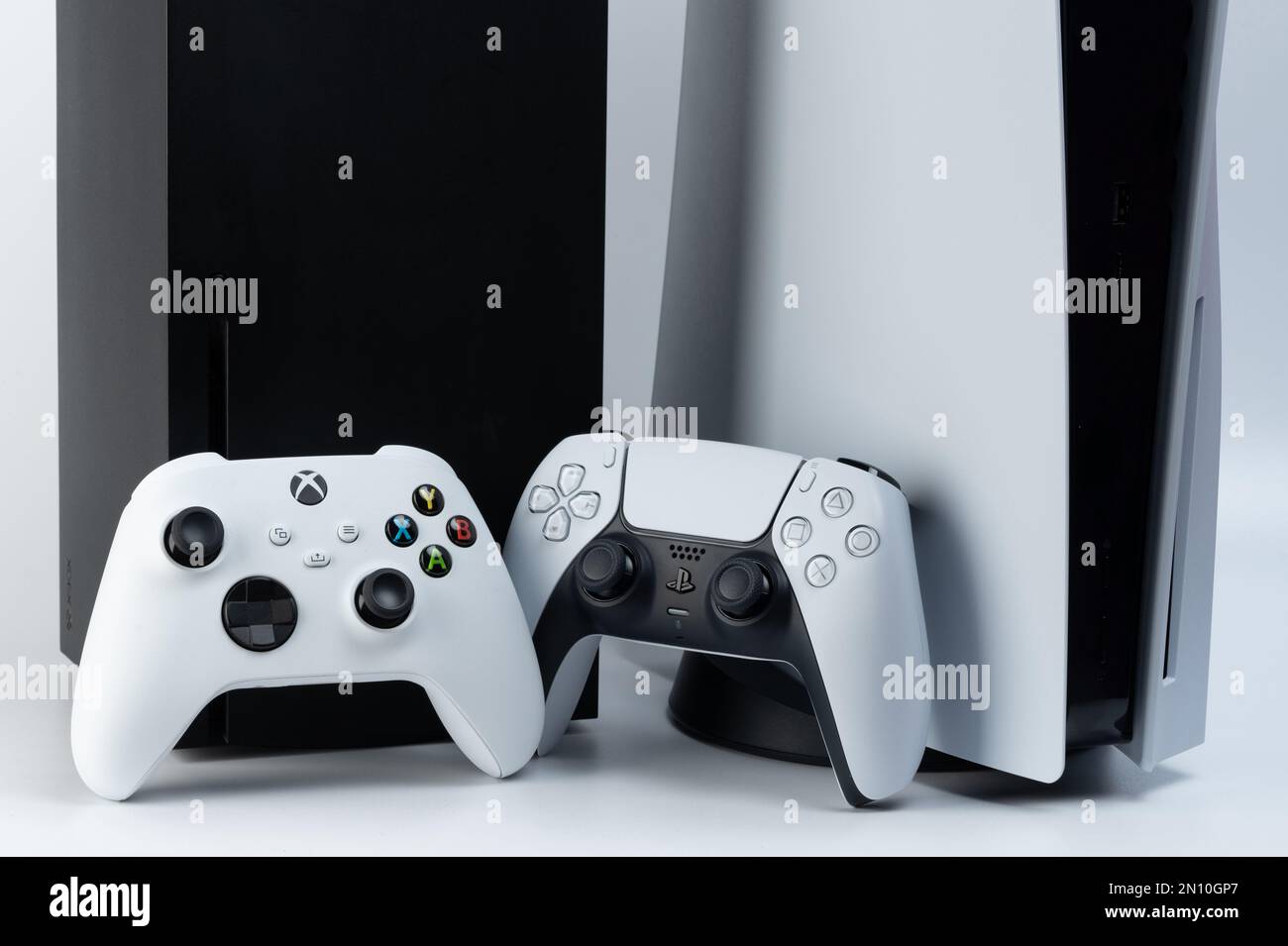 New york, Etats-Unis - 28 décembre 2022 : nouveaux joysticks de xbox et de playstation avec console en arrière-plan vue rapprochée Banque D'Images