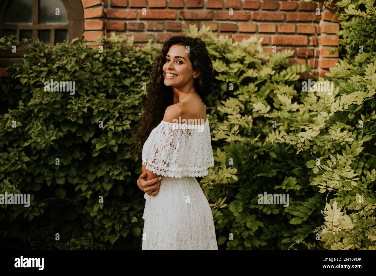 Jolie Jeune Femme Aux Cheveux Boucl s Dans Un Beau Jardin V tue D une 