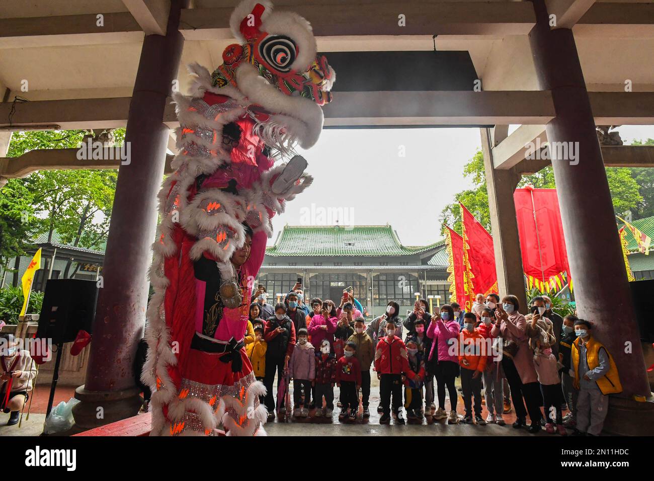 (230206) -- FOSHAN, le 6 février 2023 (Xinhua) -- les touristes profitent d'un spectacle de danse du lion de Guangdong à Foshan, dans la province de Guangdong, au sud de la Chine, le 12 janvier 2023. La danse du lion de Guangdong, qui a été inscrite comme patrimoine culturel intangible national en 2006, est une combinaison d'arts martiaux, de danse et de musique. Il est né de la danse royale du lion durant la dynastie Tang (618-907) et a été introduit plus tard dans le sud par des migrants du nord. La danse du lion de Guangdong s'est développée dans sa forme moderne pendant la dynastie Ming (1368-1644). Dans la tradition chinoise, les gens considèrent le lion comme un symbole de courage et Banque D'Images