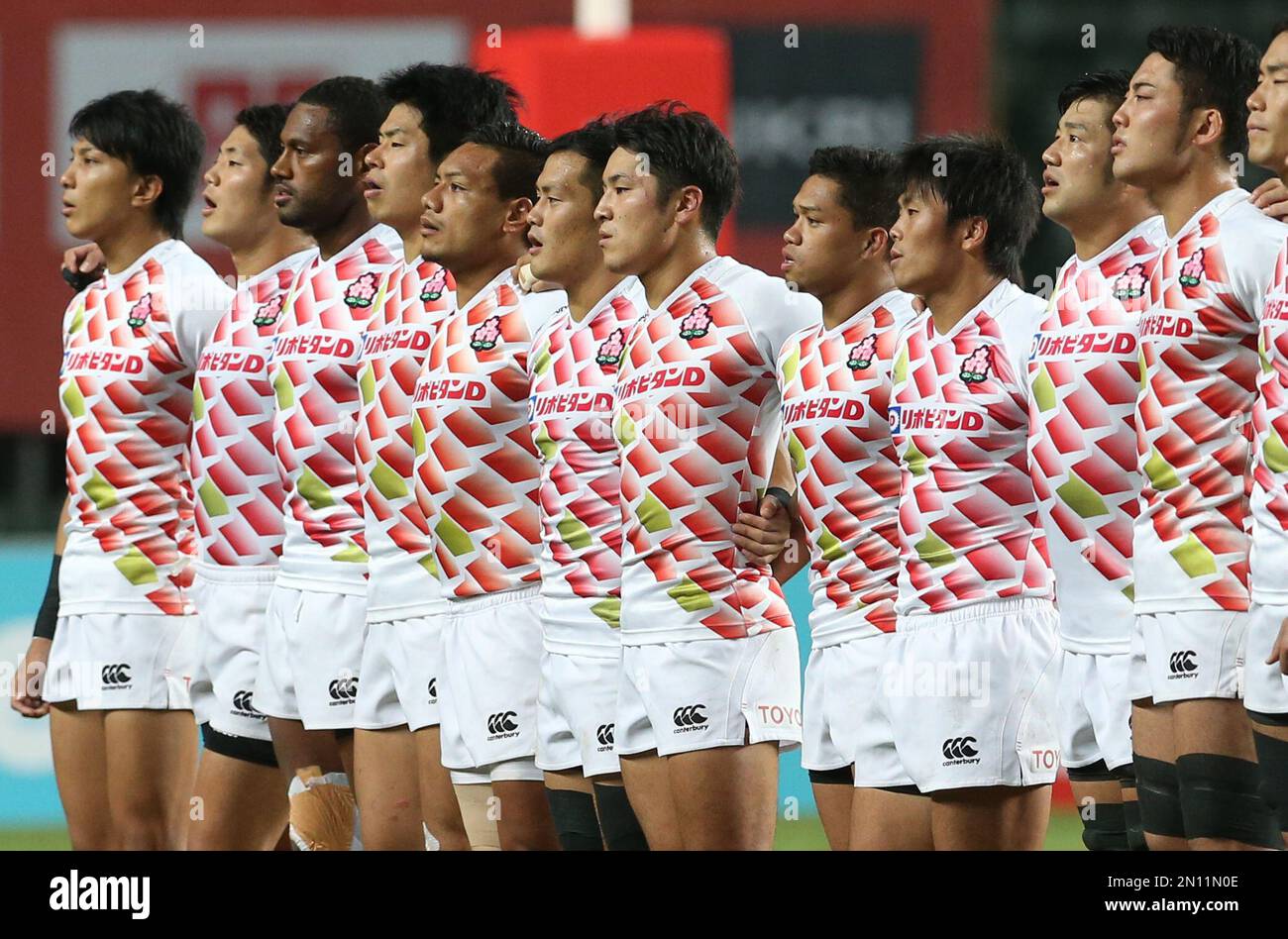 Japan rugby team sings the national anthem before the final match of Asia Rugby Sevens against Hong Kong, in Hong Kong, Sunday, Nov. 8, 2015. (AP Photo/Kin Cheung) Banque D'Images