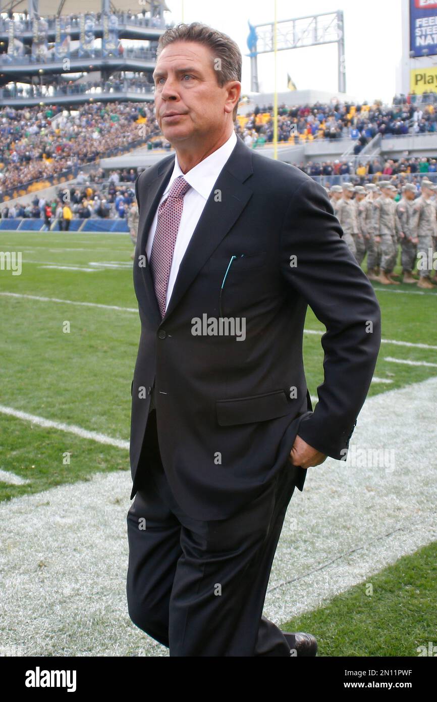 Former Pittsburgh quarterback and NFL Hall of Fame member Dan Marino walks onto the field before an NCAA football game between the Pittsburgh and Notre Dame, Saturday, Nov. 7, 2015 in Pittsburgh. (AP Photo/Keith Srakocic) Banque D'Images