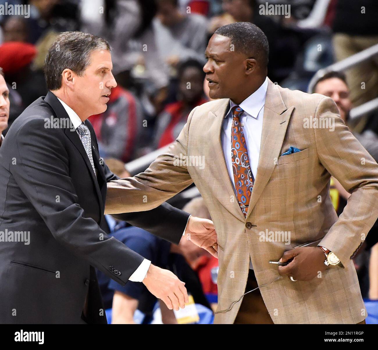 Washington Wizards head coach Randy Wittman, left, talks with former Atlanta Hawks' Dominique Wilkins during an NBA basketball game between the teams Saturday, Nov. 7, 2015, in Atlanta. (AP Photo/Jon Barash) Banque D'Images