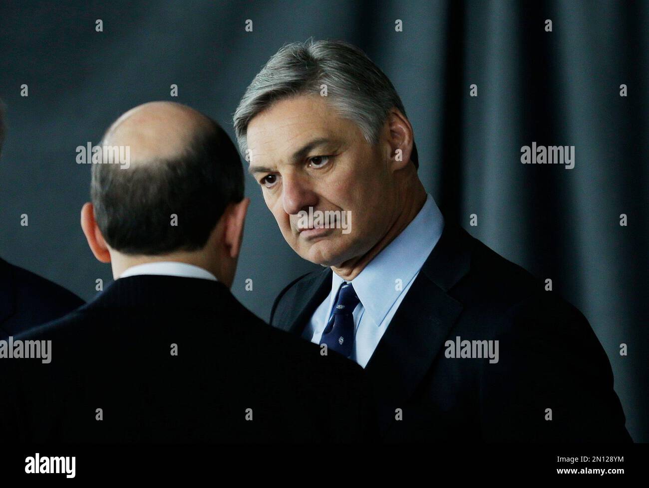 Ray Conner, right, President and CEO of Boeing Commercial Airplanes, talks with Akbar Al Baker, left, CEO of Qatar Airways, Wednesday, Nov. 4, 2015, in Everett, Wash., during a delivery ceremony for the 25th Boeing 787 airplane purchased by the airline. (AP Photo/Ted S. Warren) Banque D'Images