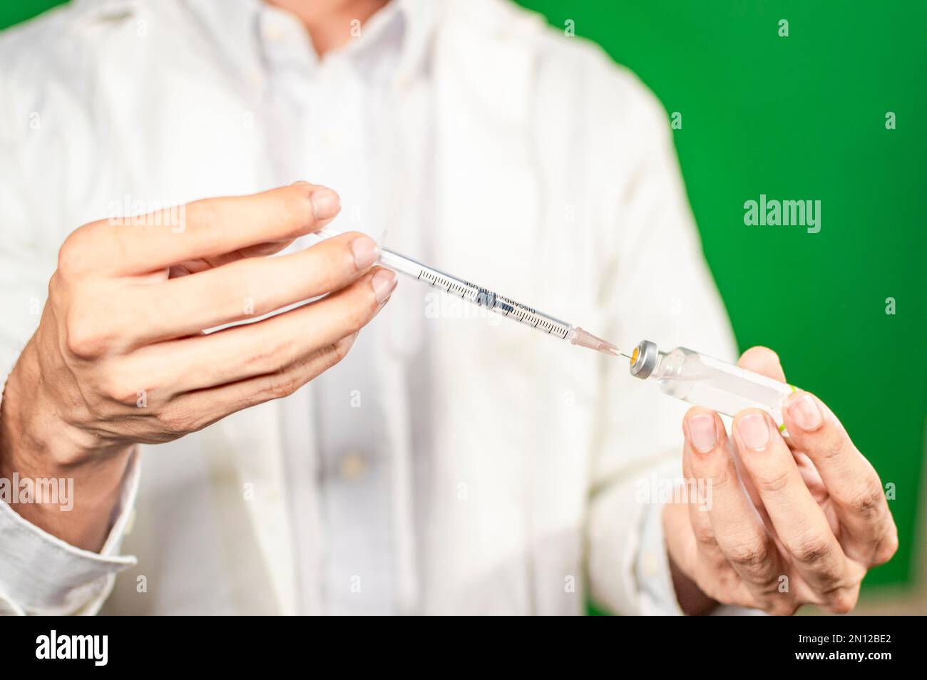 Gros plan des mains avec des seringues et une capsule, concept de cure de seringue, mains du médecin avec une seringue Banque D'Images