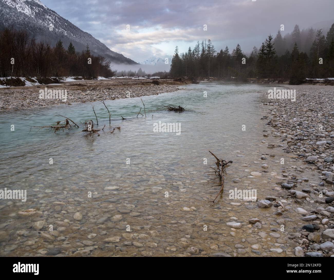 Isar au lever du soleil avec brouillard, Bad Tölz-Wolfratshausen, Jachenau, Bavière, Allemagne, Europe Banque D'Images