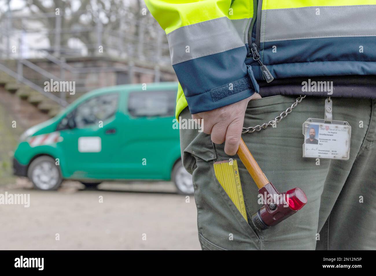 25 janvier 2023, Hesse, Francfort-sur-le-main : l'inspecteur Björn Winter est titulaire d'un marteau pour l'inspection des arbres. L'inspection des arbres dans les espaces verts publics est effectuée régulièrement par les bureaux des espaces verts des municipalités. La rupture de branches vertes, la rupture soudaine de branches individuelles entièrement feuilles, ne peut pas être prédite même lors d'inspections régulières des arbres, dit-il. À Francfort, le bureau de l'espace vert est responsable de près de 190 000 arbres le long des rues, dans les parcs et sur les terrains de jeux. Le changement climatique a considérablement accru les efforts requis pour l'entretien écologique dans les villes. (À dpa 'insp Banque D'Images