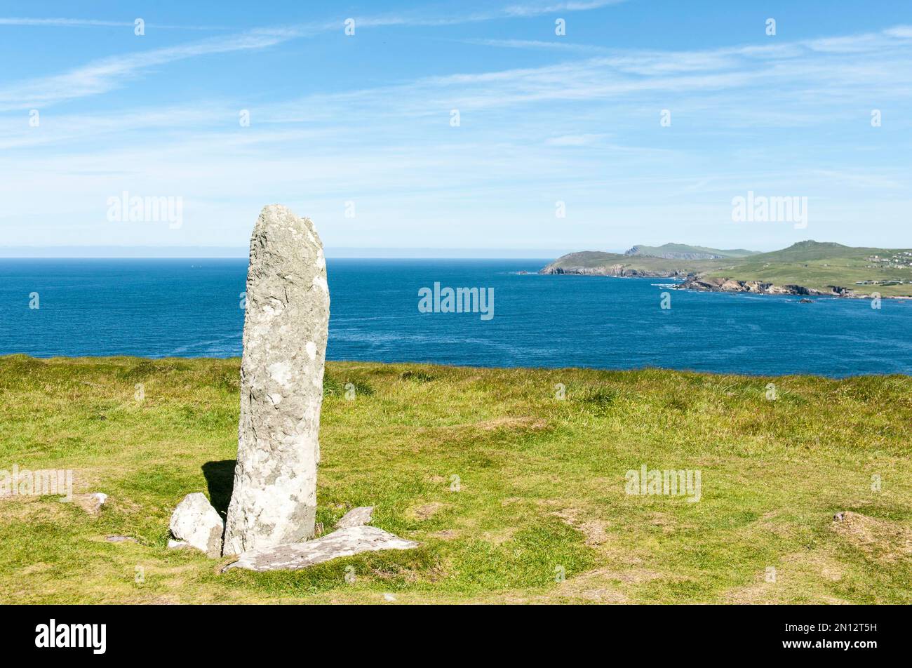 Paysage côtier vert, Pierre debout, Menhir, Dunmore Head, Daingean Uí Chúis, Slea Head Drive, Dingle Peninsula, comté de Kerry, Irlande, Europe Banque D'Images