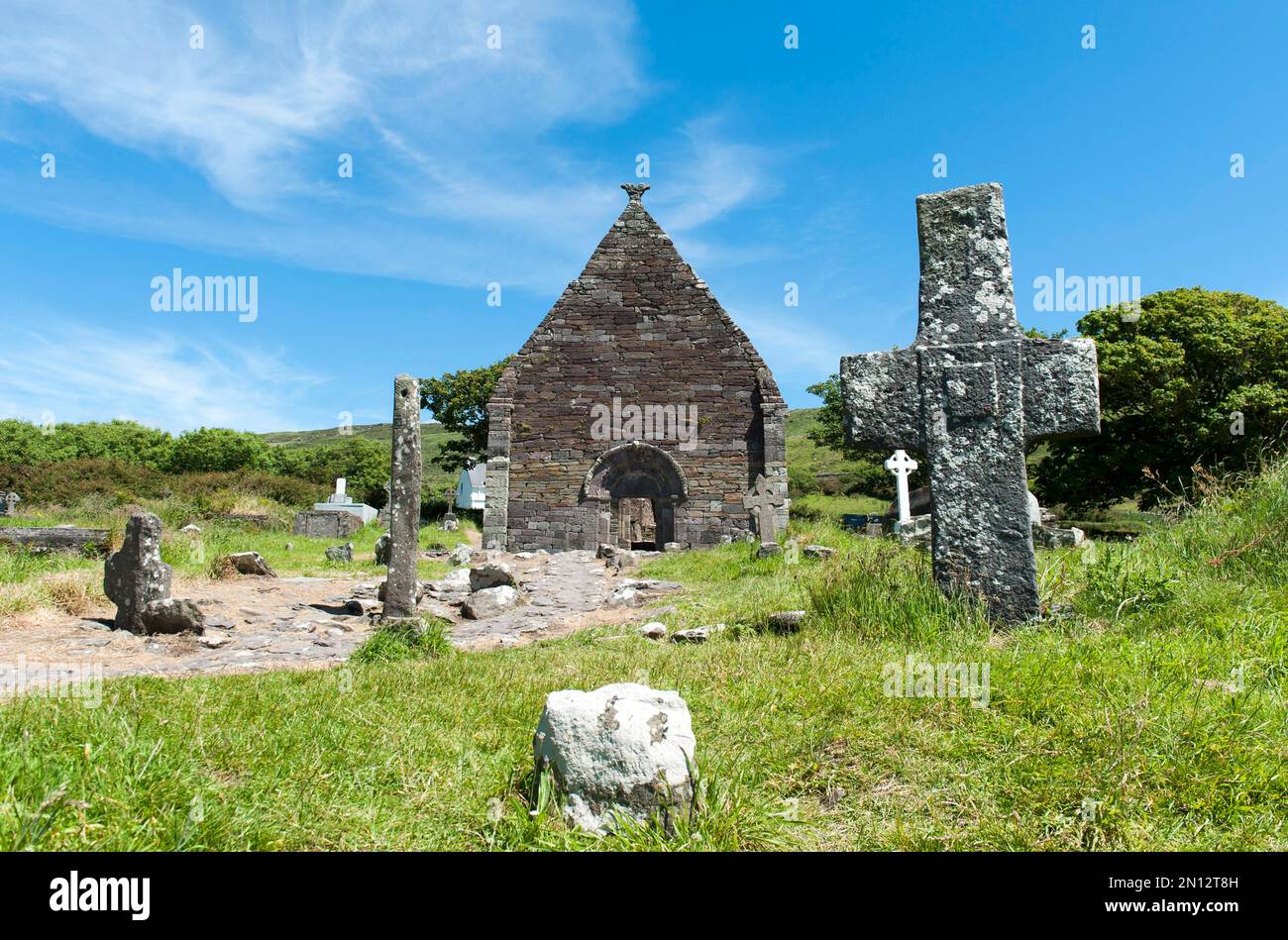Ruines romanes de l'église, simple croix, Cill Maolchéadair, Kilmalkedar, Slea Head Drive, Péninsule de Dingle, comté de Kerry, Irlande, Europe Banque D'Images