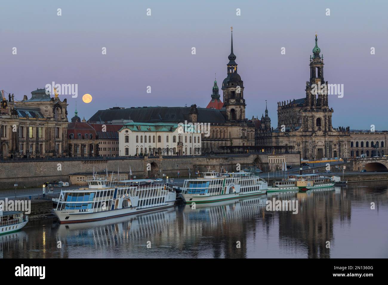 Pleine lune sur la vieille ville avec la terrasse de Brühl, le Sekundogenitur, le Ständehaus, l'église de la Cour et les bateaux d'excursion sur l'Elbe, Dresde, Saxe Banque D'Images